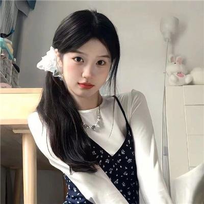 蓝色牛仔裤芬兰小姐